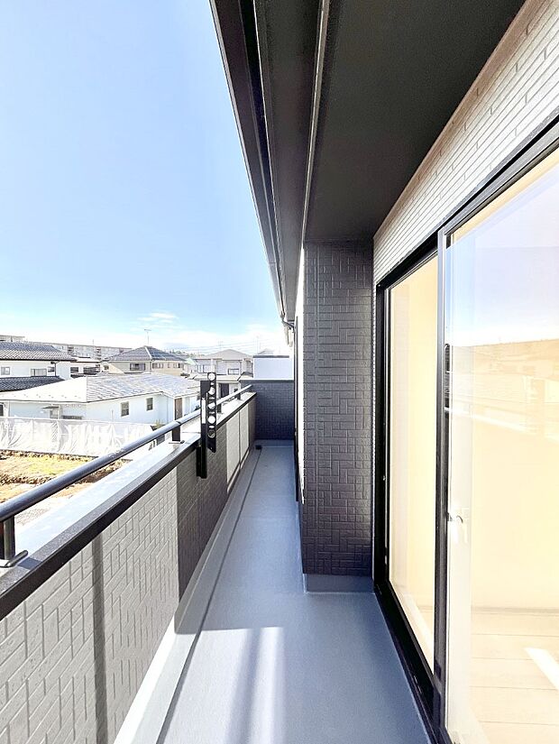 暖かな陽光が降り注ぐバルコニーはお洗濯におすすめ。爽やかな風も心地よいです。 