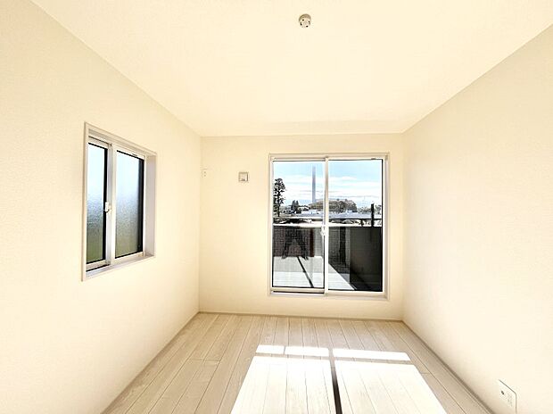 バルコニーが開放感をプラスしてくれる洋室  