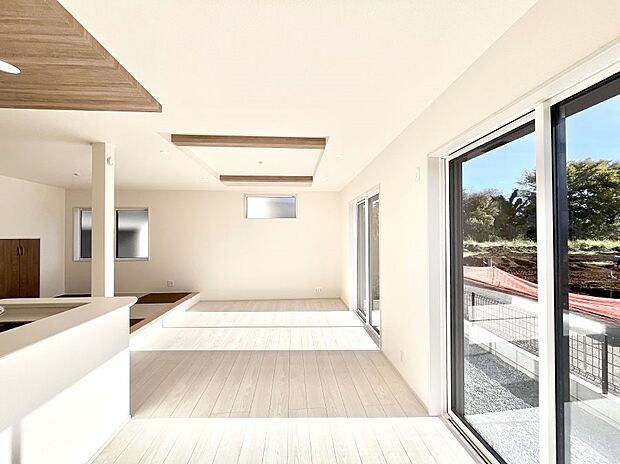 大きな窓からたっぷりの陽光と風を感じられるリビング  