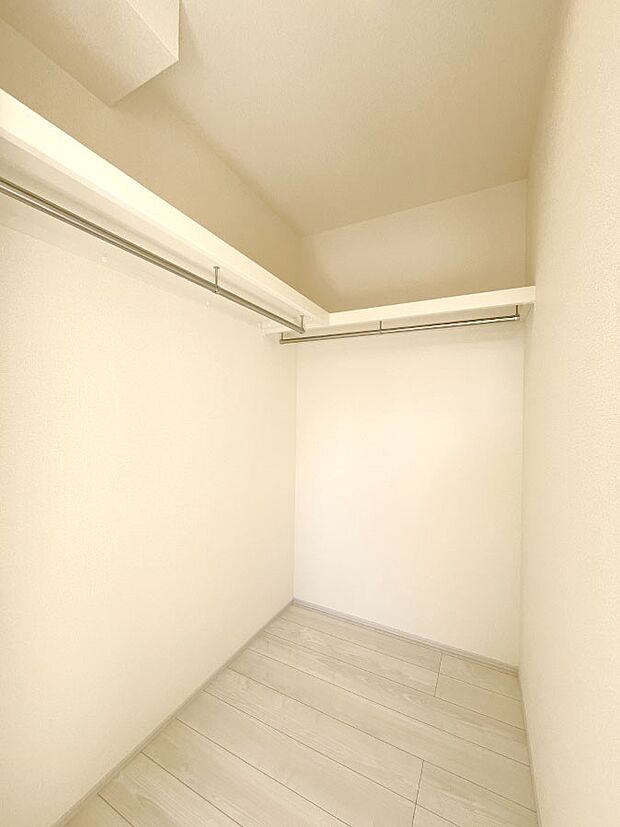 ウォークインクローゼット付きで生活空間を広く利用できます。