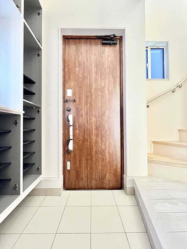 ◆1号棟◆〜Entrance〜　家の中でお客様を迎える最初の場所である玄関は、家の印象そのものです！豊富な玄関収納で、常に綺麗に保つことが出来ます♪玄関にはたっぷり収納の下駄箱を完備！