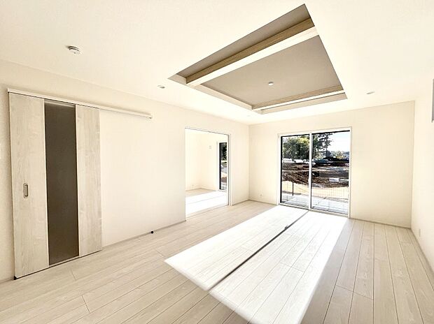 ◆1号棟◆〜Living〜　飽きの来ないシンプルでおしゃれなLDK。大きな窓から日差しが差し込むので室内も明るく、家族の憩いの場としてピッタリです。開放感と日当たりの良さを是非ご覧ください！