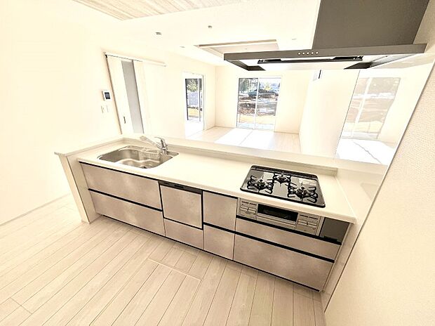 ◆1号棟◆〜Kitchen〜　会話が弾むリビング、料理が愉しくなるキッチン。家は、ただ生活する場ではなく、暮らしを愉しく、快適にする場所。笑顔の毎日、安らぎの日々のために、最新の設備・仕様を採用。