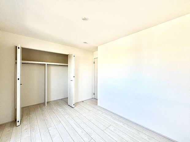 ◆1号棟◆〜Bed Room〜  全居室には収納クローゼットを完備！普段使いのお洋服や小物はもちろん、季節物のお洋服などもしっかりと整理整頓おしまい頂けます。  居室空間を広く使用できますね。