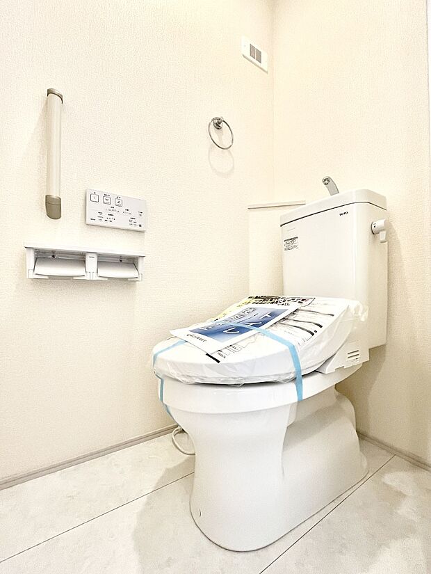 ◆1号棟◆〜Toilet〜　清潔感のある水回り♪トイレはウォシュレット付きです◎トイレは毎日使わざるを得ないもの。いつも清潔を保ちたいですね。トイレが2ヶ所あるので朝の混雑時に便利です！