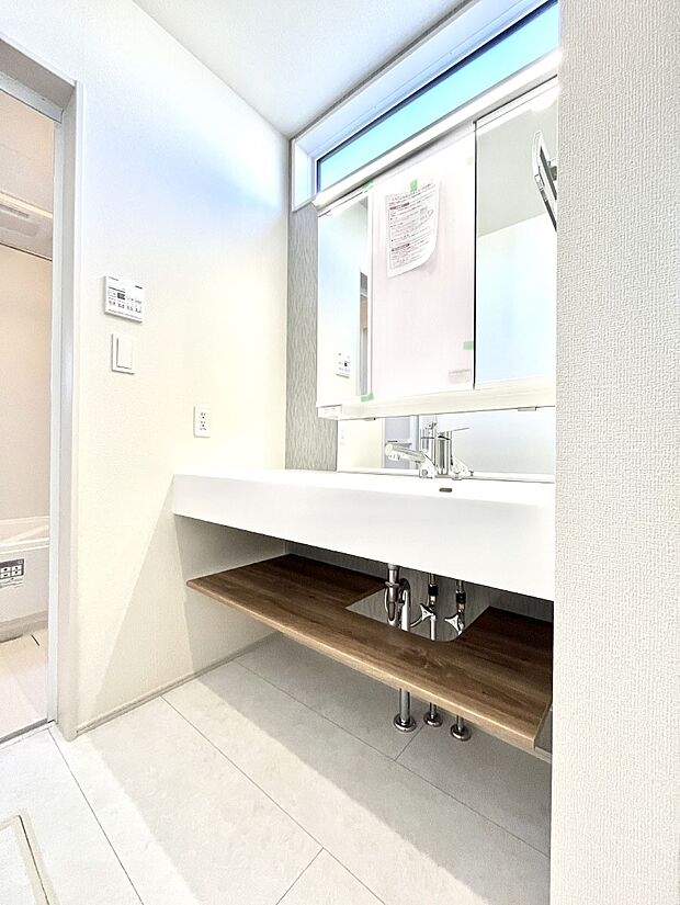 ◆1号棟◆〜Dressing Room〜  清潔感溢れる色合いで統一されていると、スッキリと整った印象をうけます。鏡の裏にはたっぷりと収納スペースを標準装備！水廻りは、シンプルかつ機能性を重視して。