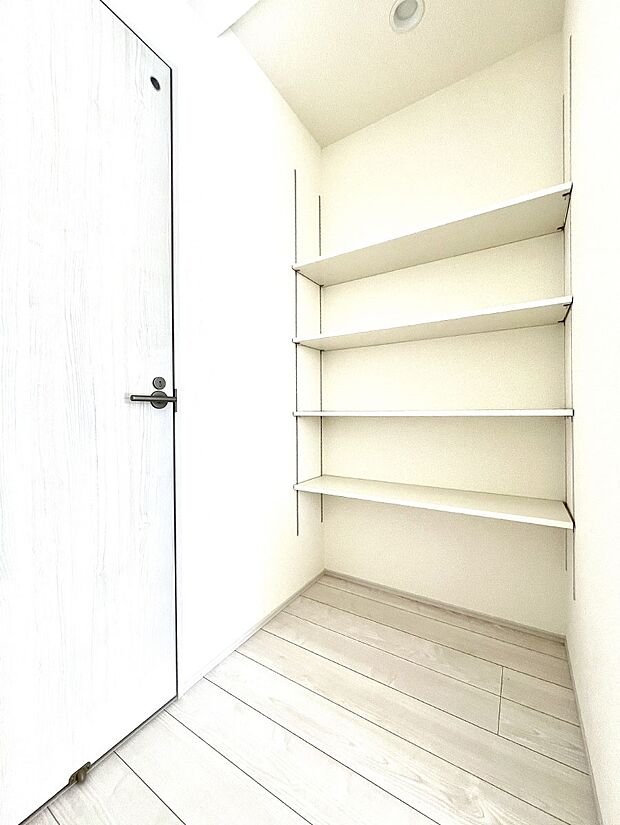 ◆1号棟◆キッチンにはパントリー！食材のストックはもちろん、日用品の収納など使い方はいろいろ！