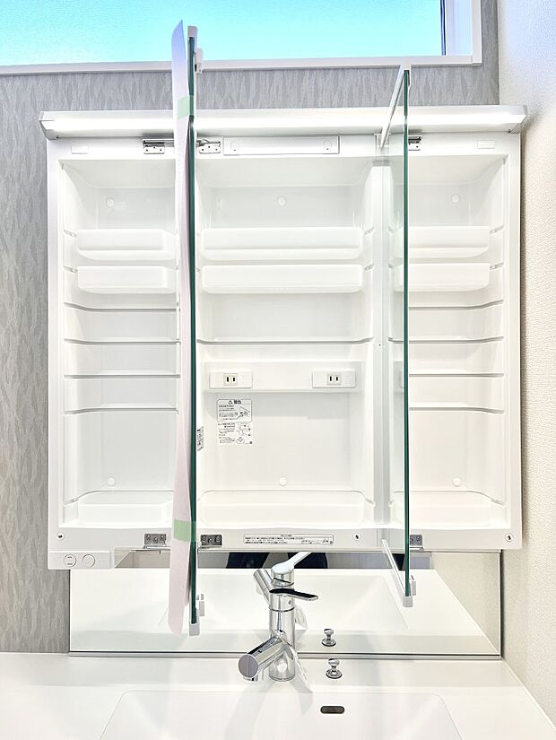 ◆1号棟◆三面鏡の裏に、化粧品や衛生用品などを収納可能。洗面台をすっきりと保ちます！