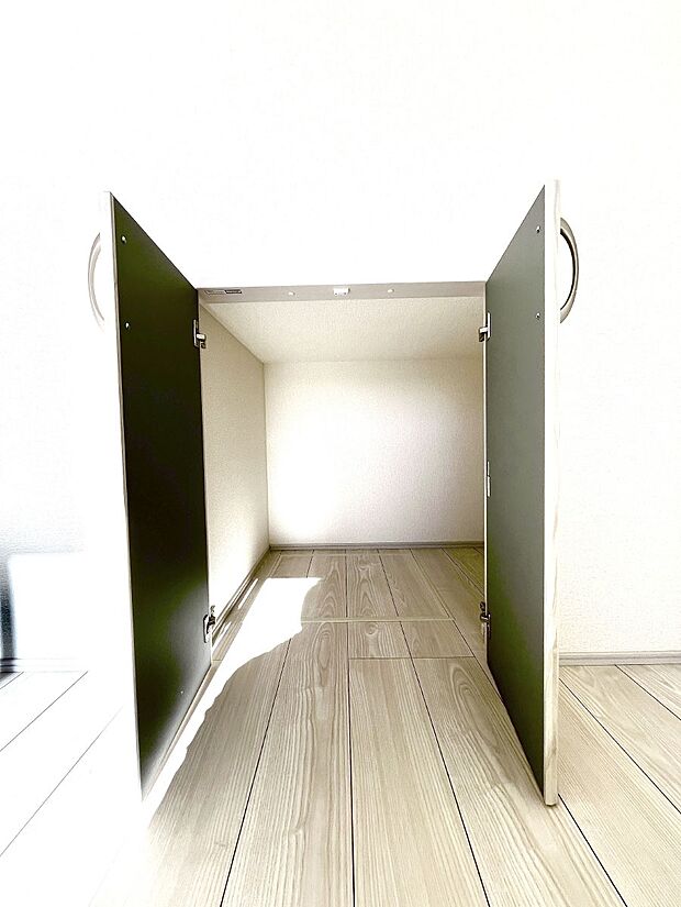 ◆1号棟◆日用品のストックや水などの備蓄に使える階段下収納。