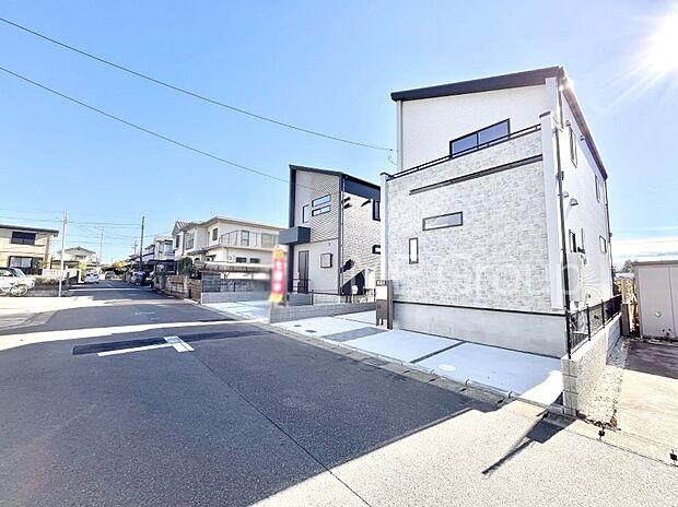 〜Exterior〜　前面道路は閑静な住宅地をはしる車通りの少ない道路。駐車の出し入れもらくらくです！ご不明点・現地見学のご希望は、お気軽にお問い合わせください！