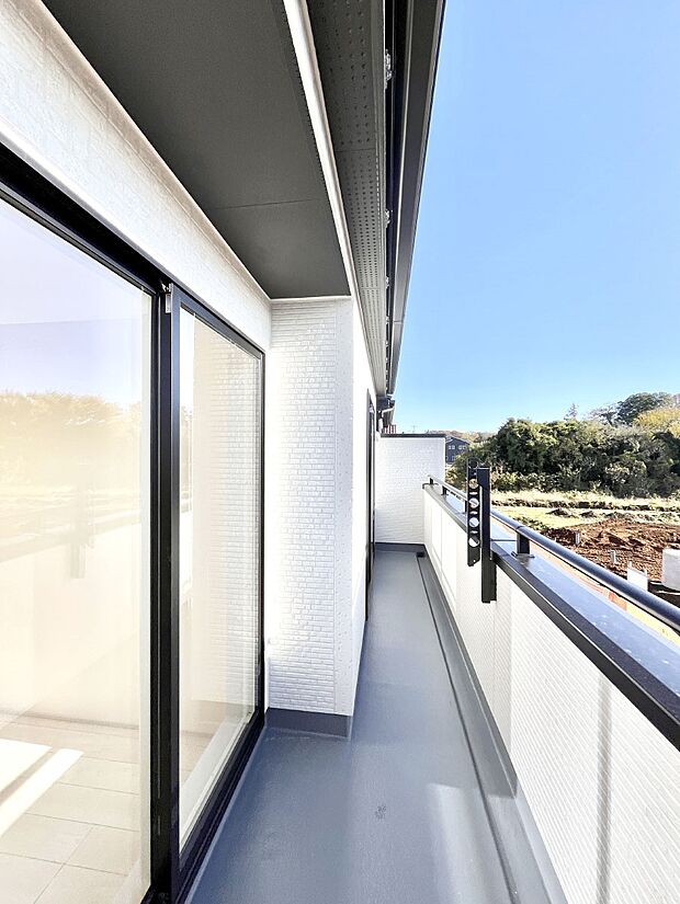 ◆1号棟◆〜Balcony〜　南向きのバルコニーの前には雲以外に太陽を遮るものがありません。お洗濯物も乾きやすく、何より明るく気持ちのいい光が入ってきます。使いやすく開放的なバルコニーです♪