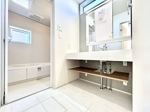 ◆1号棟◆〜Dressing Room〜  十分な大きさの洗面台は収納もさる事ながら、身だしなみチェックや歯磨きなど、朝の慌ただしい時間でもホテルライクなスペースで余裕とゆとりを感じて頂けます。