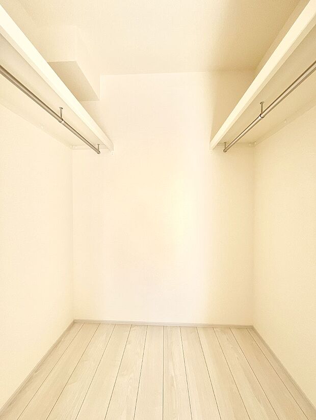 ◆1号棟◆〜Walk-in Closet〜　たくさんの洋服をかけてもシワになりにくいウォークインクローゼット。洋服以外にも、普段使わない家電やスーツケース、ストック品など何でも片付く嬉しい空間です。