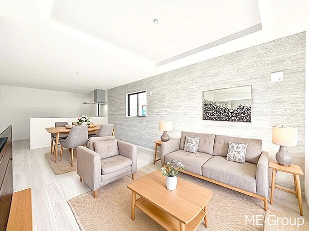 ◆2号棟◆~Living~ 家族の食事や団らんのほか、子どもを遊ばせたり、友人を招いたりするLDKは住まいの中心。長時間過ごす場所だから、その空間は住まい全体の居心地を左右します。 ※家具はCGです