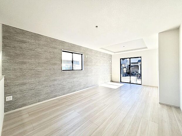 ◆2号棟◆~Living~ 飽きの来ないシンプルでおしゃれなLDK。大きな窓から日差しが差し込むので室内も明るく、家族の憩いの場としてピッタリです。開放感と日当たりの良さを是非ご覧ください!