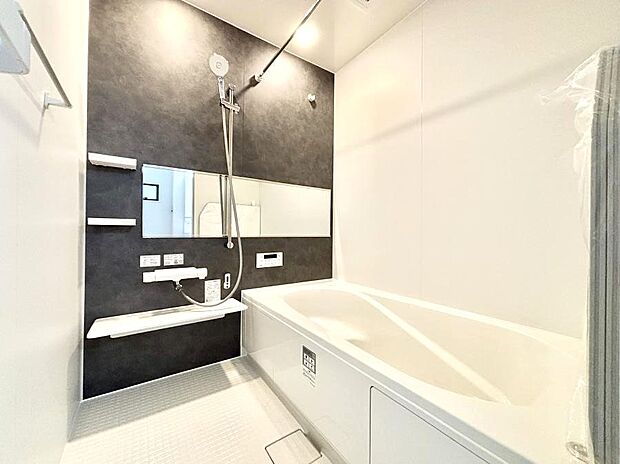 ◆2号棟◆~Bath Room~ 足を伸ばして入浴することが可能!一日の疲れを癒す貴重なバスタイムです。お子様とご一緒でも十分な広さなので、リビングとは違った家族団欒のひと時をお楽しみいただけます。
