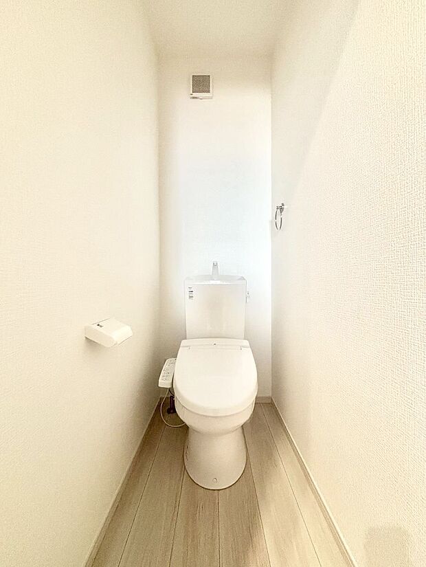 ◆2号棟◆~Toilet~ 綺麗・スッキリ・快適なウォシュレット付トイレでくつろげる空間です。トイレは毎日使わざるを得ないもの。いつも清潔を保ちたいですね。トイレが2ヶ所あるので朝の混雑時に便利です!