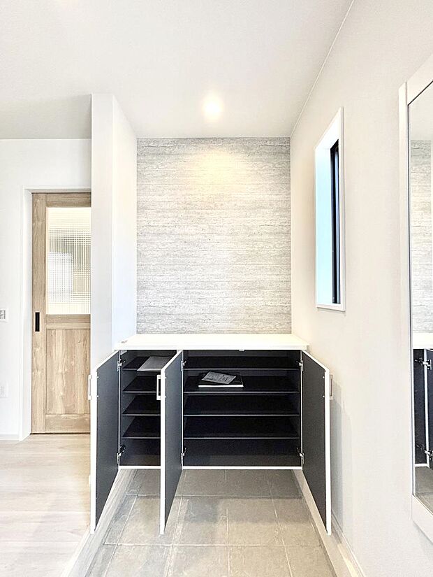 ◆2号棟◆たっぷり収納できるシューズボックスで家族全員の靴も、玄関すっきり。