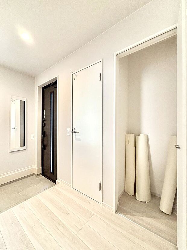 ◆2号棟◆玄関ホール収納です。掃除道具やお出かけ用グッズの収納に便利です。