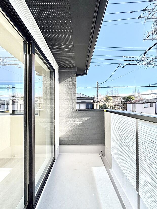 ◆2号棟◆〜Balcony〜  大きな空に囲まれた気持ちのいい家。  バルコニーを覗くだけで圧倒的な開放感に包まれます。  バルコニーは陽がさしこみお布団や洗濯物を気持ちよく干すことができます。