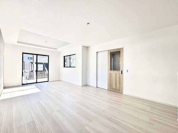 ◆2号棟◆~Living~ 家族の一体感を感じられる広々としたスペース。家族と過ごす時間を大切にする方にピッタリのゆとりの住空間です。お子様が走り回っても安心して見守れます。