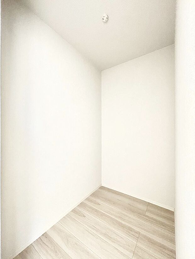 ◆2号棟◆~Walk-in Closet~ たくさんの洋服をかけてもシワになりにくいウォークインクローゼット。洋服以外にも、普段使わない家電やスーツケース、ストック品など何でも片付く嬉しい空間です。