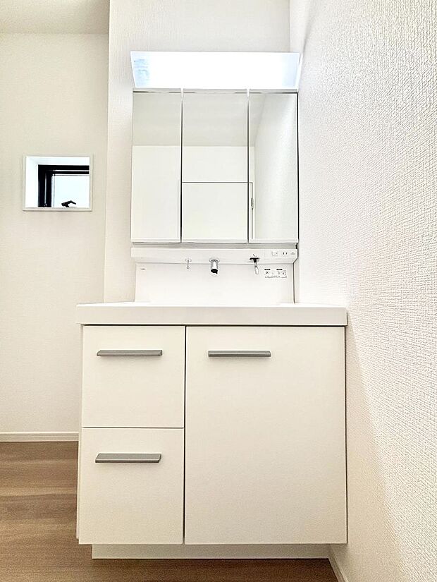 大きく見やすい三面鏡で清潔感ある洗面台は、身だしなみチェックや肌のお手入れにおすすめです。