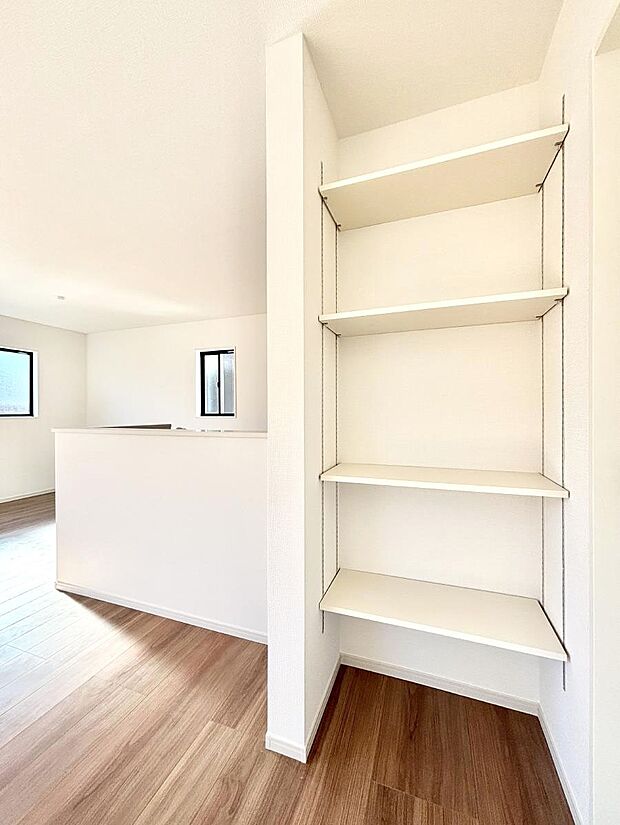 リビング収納。ここに収納があると物が集まるLDKがスッキリ片付きそうですね。