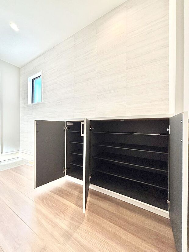 たっぷり収納できるシューズボックスで家族全員の靴も、玄関すっきり。