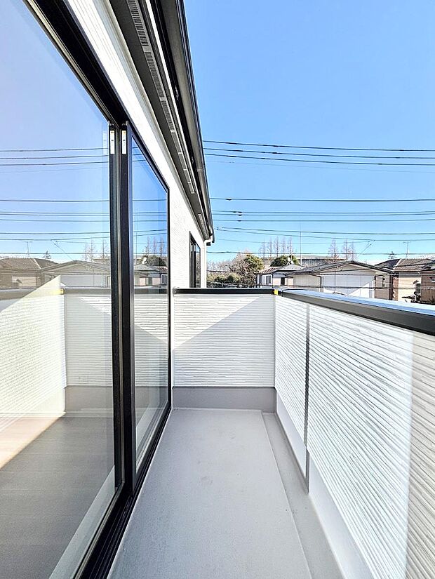 暖かな陽光が降り注ぐバルコニーはお洗濯におすすめ。爽やかな風も心地よいです。