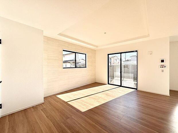 大きな窓からたっぷりの陽光と風を感じられるリビング  