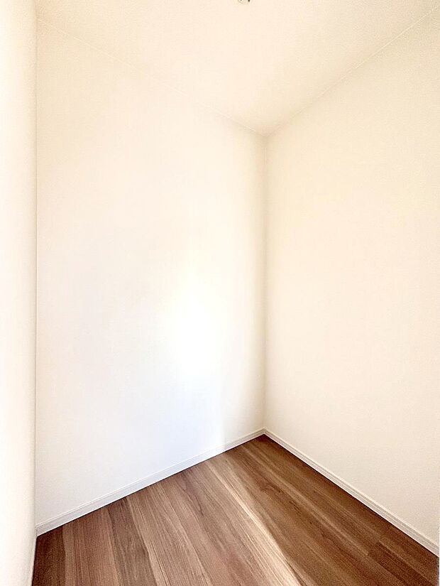 ウォークインクローゼット付きで生活空間を広く利用できます。