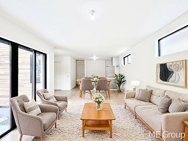 〜Living〜　家族の会話や笑顔が行き交うリビングです。大きなソファやダイニングテーブルでゆったり食事をしたりくつろぎたい♪そんな夢が叶えられる空間です！※家具はCGです