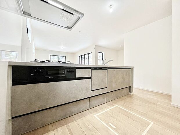 〜Kitchen〜　「さぁ今日は何を作ろう」こんなキッチンなら思いっきり料理ができちゃいます。キッチンからはリビングが一望できます。家族がつながるお家がここにございます。