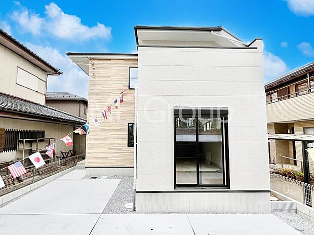 〜Exterior〜　堂々たる趣ながら、主張し過ぎずどこか余裕を感じさせるシャープなフォルムで佇む邸宅は、晴天の空と照らし合わせる事で、本来あるべき完成形の姿を見せてくれます。