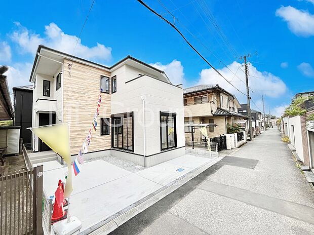 〜Exterior〜　前面道路： 住宅地になっているので車量も少なく、静かな立地です。子育て環境も良好です♪♪周辺環境もあわせてご案内させて頂きます。お気軽にお問い合わせください。