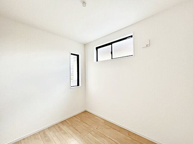 〜Bed Room〜　木の温もりがやさしいフローリングは安らぎをもたらすプライベート空間。明るめのフローリングですので、壁紙ともマッチし、お部屋を更に広く見せてくれる効果も。