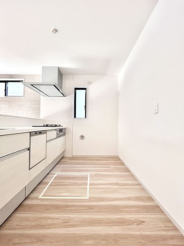 ◆1号棟◆〜Kitchen〜　自然光が入る窓のあるキッチン☆毎日使う場所だからこそ、使い勝手を考慮しました。ゆったりとしたキッチンコーナーは質感豊かな仕上がりとなっております。