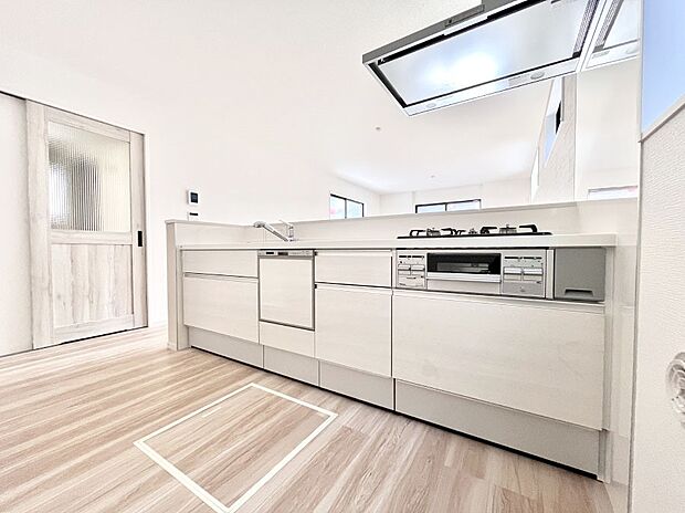 ◆1号棟◆〜Kitchen〜　会話が弾むリビング、料理が愉しくなるキッチン。家は、ただ生活する場ではなく、暮らしを愉しく、快適にする場所。笑顔の毎日、安らぎの日々のために、最新の設備・仕様を採用。