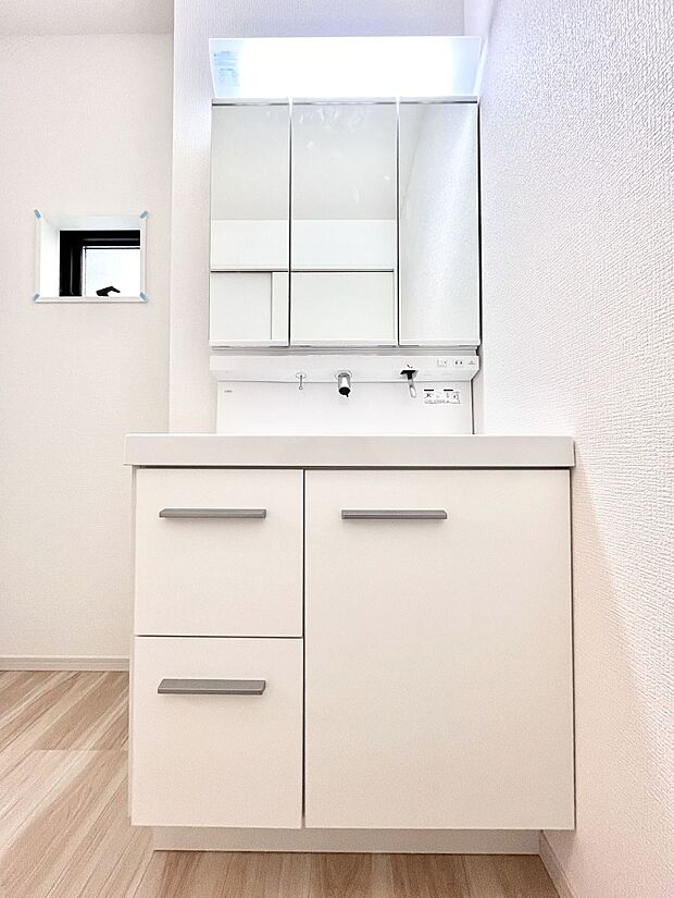 ◆1号棟◆〜Dressing Room〜　十分な大きさの洗面台は収納もさる事ながら、身だしなみチェックや歯磨きなど、朝の慌ただしい時間でもホテルライクなスペースで余裕とゆとりを感じて頂けます。