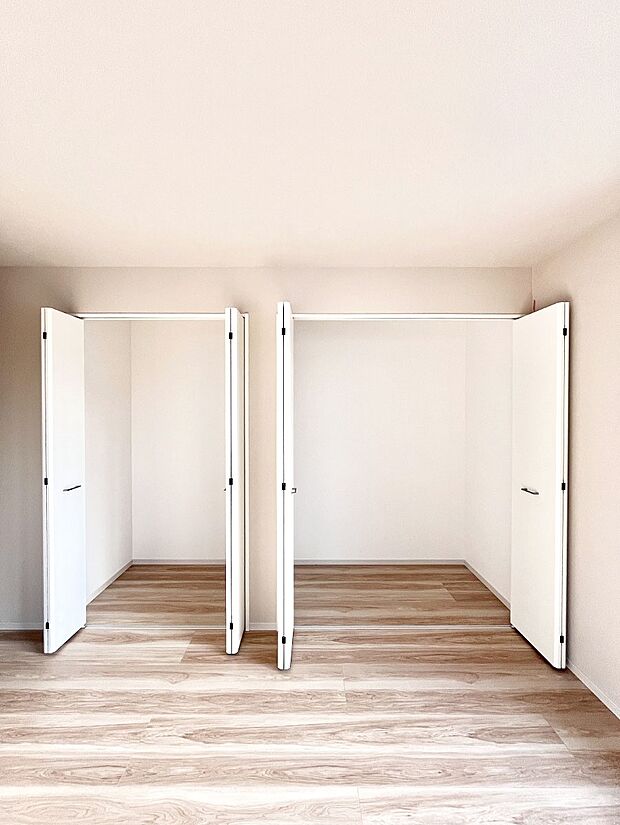 ◆1号棟◆〜Closet〜　壁面クローゼットがあればタンスを置く必要がなく、出っ張りのないスッキリ空間を維持できます。限られたスペースを有効に活用できそう。衣類や趣味の品などたっぷり収納出来ますね♪