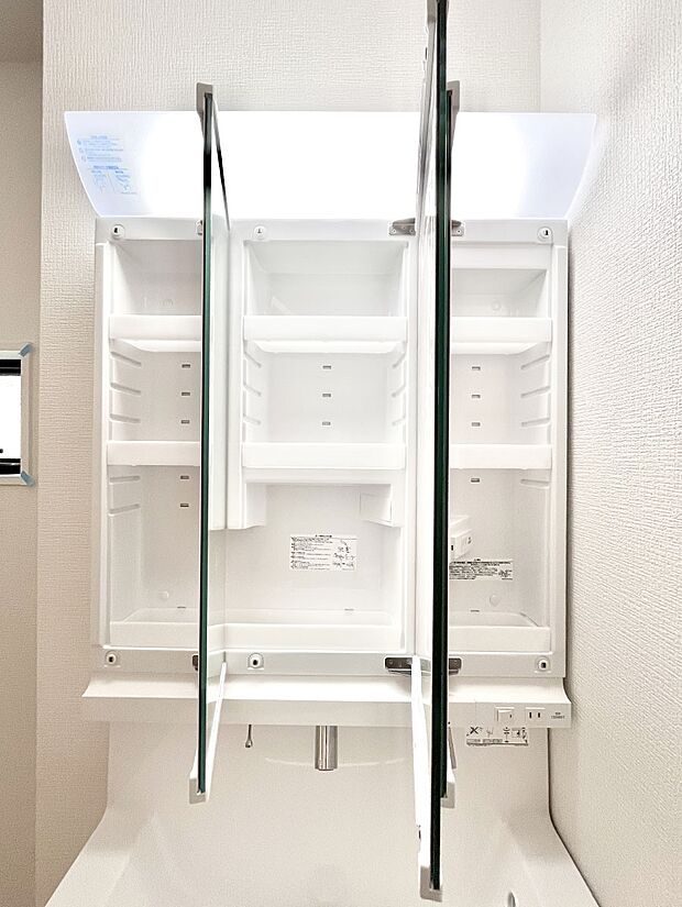 ◆1号棟◆三面鏡の裏に、化粧品や衛生用品などを収納可能。洗面台をすっきりと保ちます！