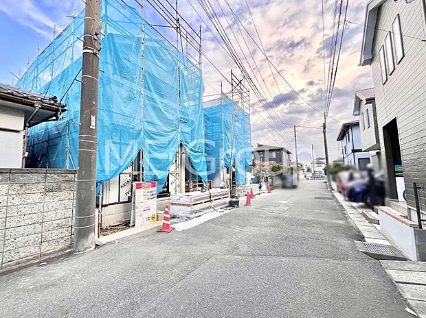 〜Exterior〜 前面道路は閑静な住宅地をはしる車通りの少ない道路。駐車の出し入れもらくらくです!ご不明点・現地見学のご希望は、お気軽にお問い合わせください!