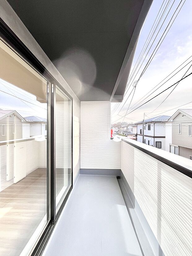 ◆1号棟◆〜Balcony〜　南向きのバルコニーの前には雲以外に太陽を遮るものがありません。お洗濯物も乾きやすく、何より明るく気持ちのいい光が入ってきます。使いやすく開放的なバルコニーです♪