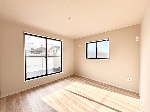 ◆1号棟◆〜Bed Room〜  「今日も一日お疲れ様」とご夫婦でゆったりくつろげる寝室。毎日の家事やお仕事に疲れた日はフカフカのベットで癒されてください。テレビや本棚をおいても快適な広さが自慢♪