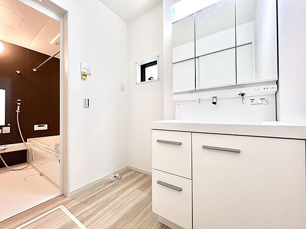 ◆1号棟◆〜Dressing Room〜　暗くなりがちな洗面所も窓があると採光と換気が可能なので気持ちよくお使い頂けます。三面鏡タイプの洗面台は鏡裏収納で散らかりがちな洗面所もスッキリ♪