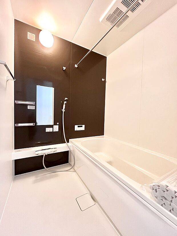 ◆2号棟◆〜Bath Room〜　足を伸ばして入浴することが可能！一日の疲れを癒す貴重なバスタイムです。お子様とご一緒でも十分な広さなので、リビングとは違った家族団欒のひと時をお楽しみいただけます。