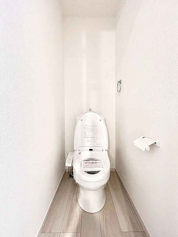 ◆2号棟◆〜Toilet〜　清潔感のある水回り♪トイレはウォシュレット付きです◎トイレは毎日使わざるを得ないもの。いつも清潔を保ちたいですね。トイレが2ヶ所あるので朝の混雑時に便利です！
