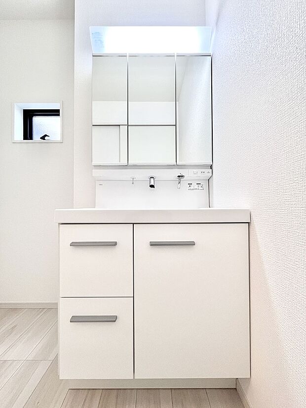 ◆2号棟◆〜Dressing Room〜　十分な大きさの洗面台は収納もさる事ながら、身だしなみチェックや歯磨きなど、朝の慌ただしい時間でもホテルライクなスペースで余裕とゆとりを感じて頂けます。