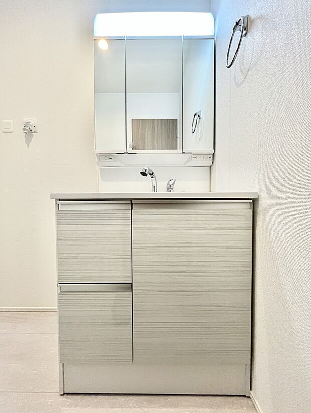 大きく見やすい三面鏡で清潔感ある洗面台は、身だしなみチェックや肌のお手入れにおすすめです。